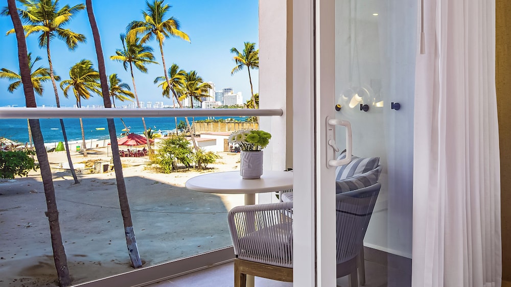 Stunning Beachfront Condo - Sea Views