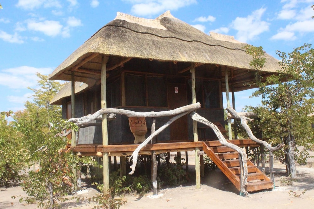 Dzibanana Lodge & Camping