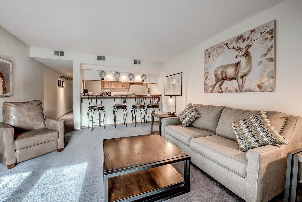 Mountainside 229e 1 Bedroom Condo by RedAwning