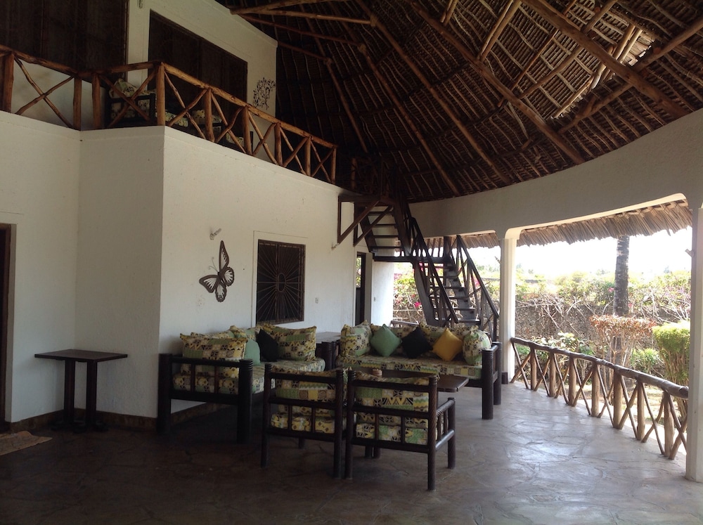 Queen K Cottages At Chrystal Homes