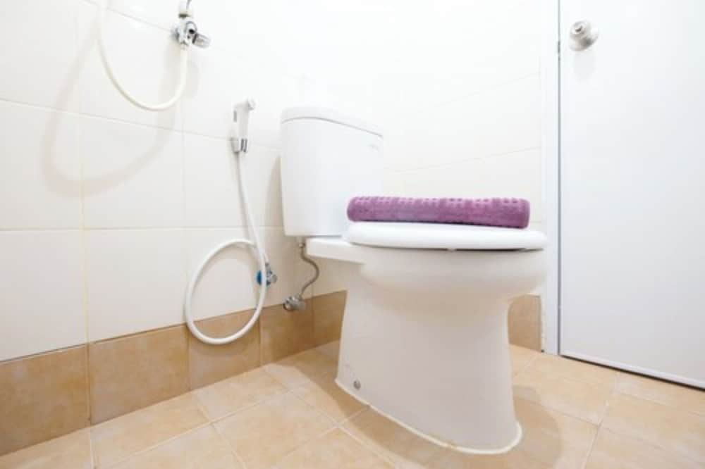 Bassura City Apartment Connect to Swimming Pool view 4