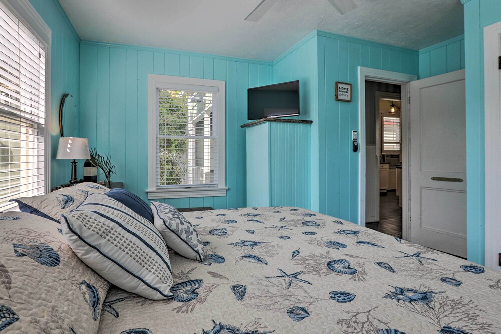 Historic Galveston Hideaway, Walk to the Beach!