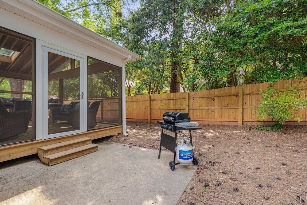 Relaxing Retreat Near North Hills & Downtown 3 Bedroom Home