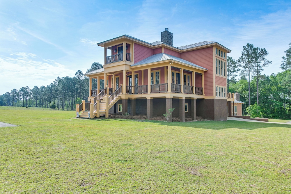 7 Mi to Downtown Fitzgerald: Spacious Home w/ Deck
