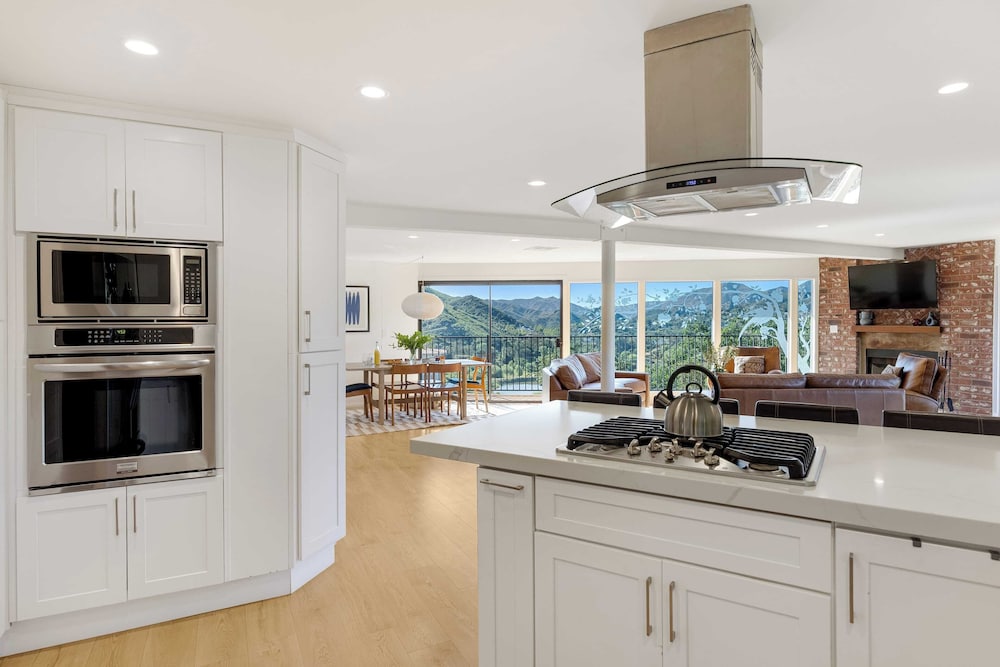 Designer Retreat w/ Pool, Firepits, Panoramic Views The Lake House at Malibu