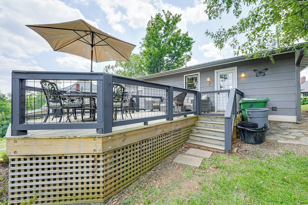 1/2 Mi to River Arts District: Home w/ Deck!