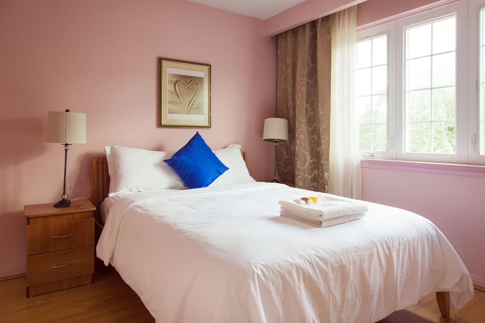 Charlton Suites Guest House - Image 2