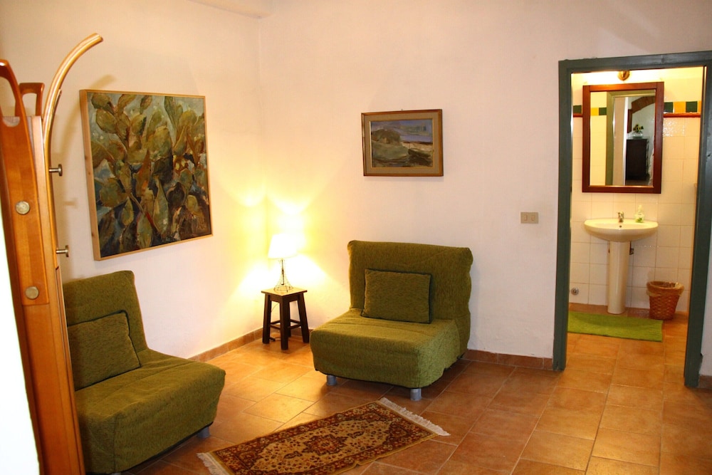 Apartment in Guasticce With Shared Pool