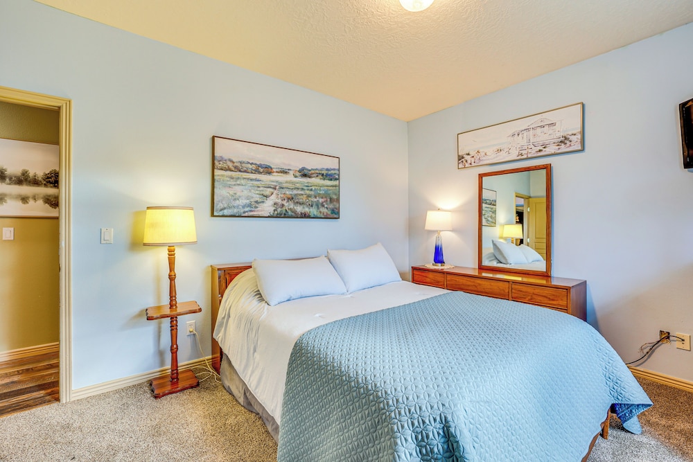 1 Mi to Old Town: Central Meridian Home