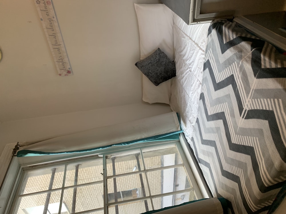 Victorian House 2 Bed 2 Bath Next to Barbican Tube