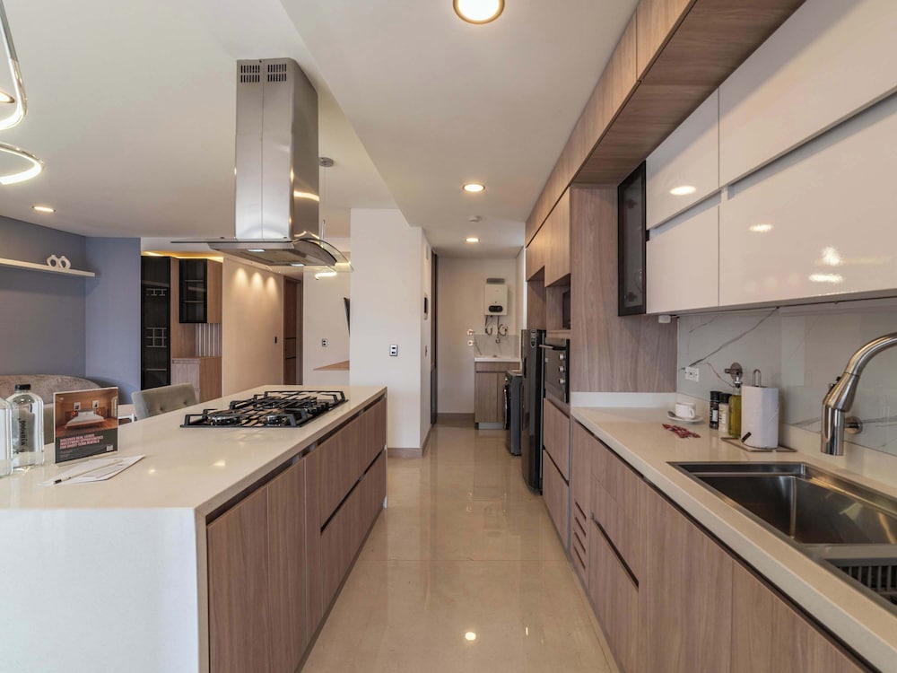 w Elegant 3BR w Outdoor Balcony