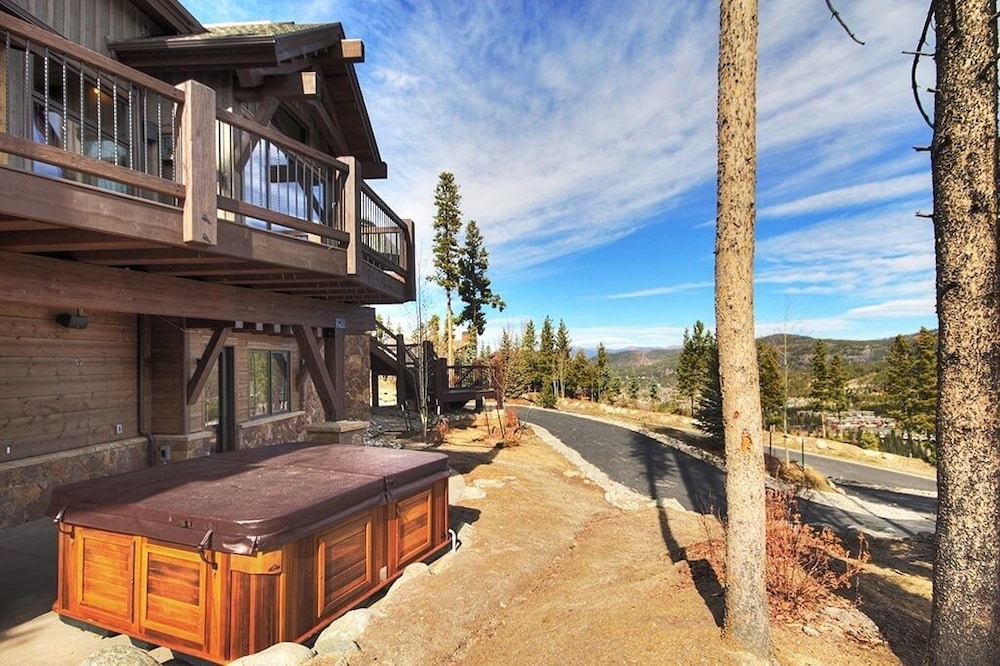 Hawk's Hideaway 6 Bedroom Home