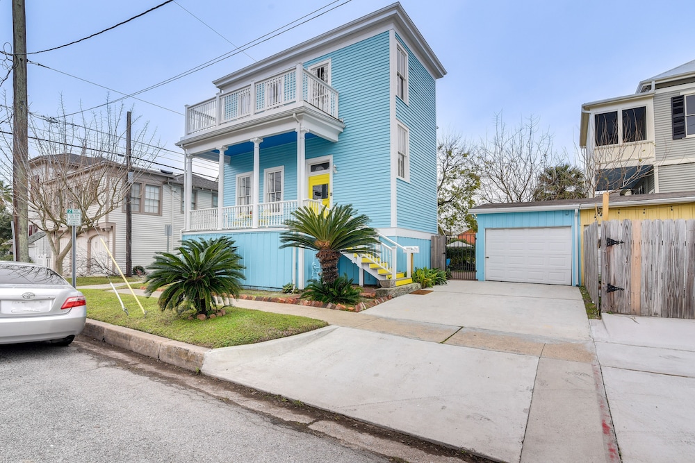 Galveston Getaway w/ Patio Near Porretto Beach! view 2