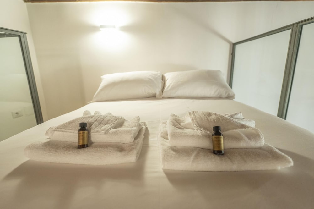 Spanish Steps Romantic Nest With Balcony photo 4