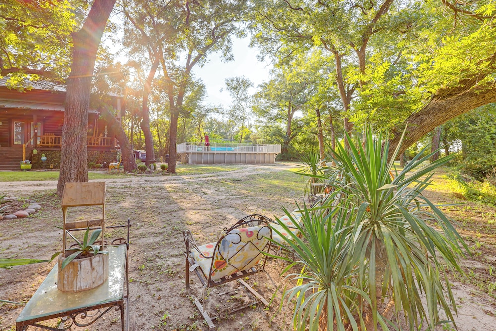 Private Pool: Fun Riverfront Retreat in Hamilton!