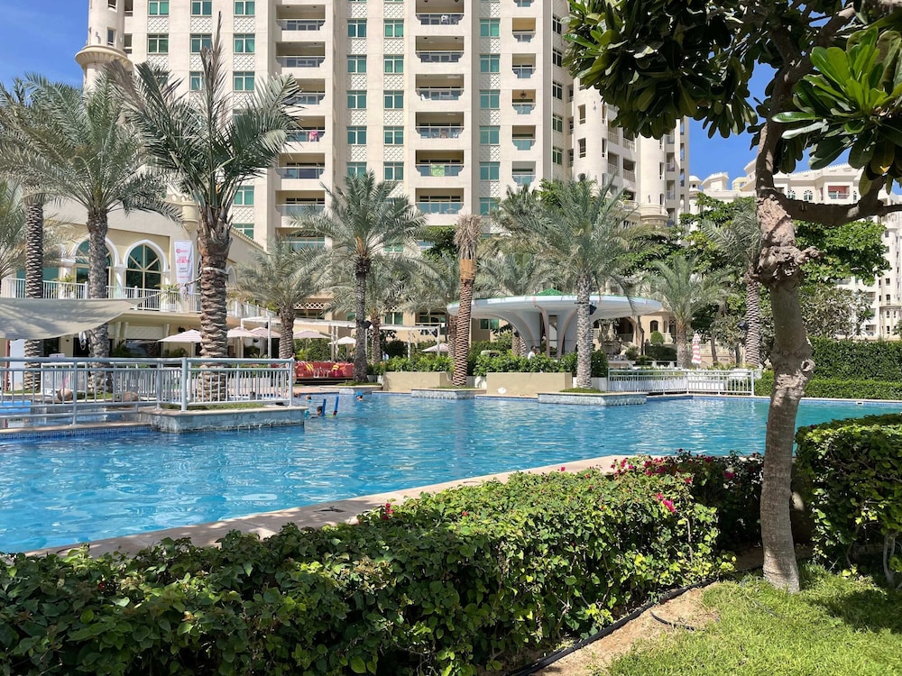 Al Dabas Beach Views 3BD Sleeps 6 Beachfront Beach Pool Access