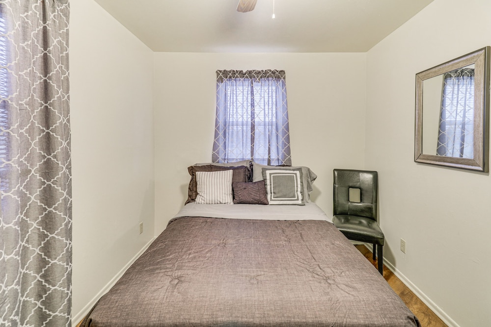 Quaint St Louis Home ~ 6 Mi to Downtown! view 2