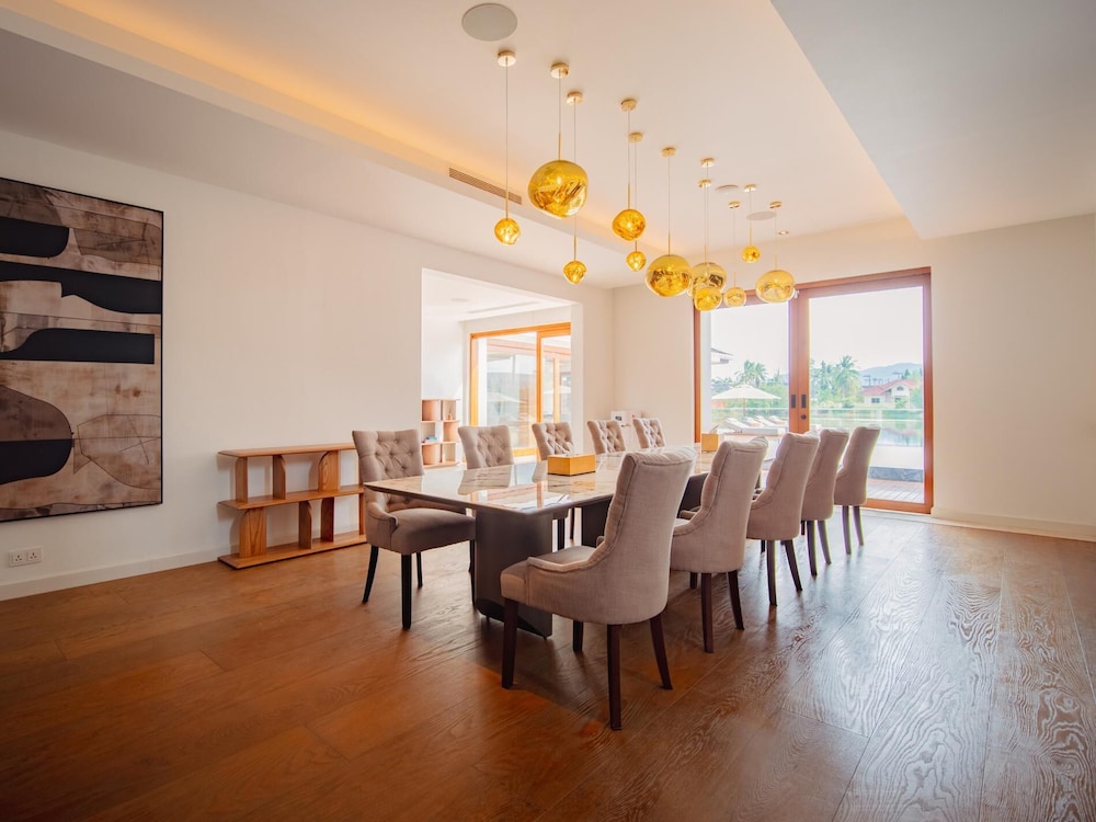 Luxurious 5bedroom White Estate Villa Private Lake