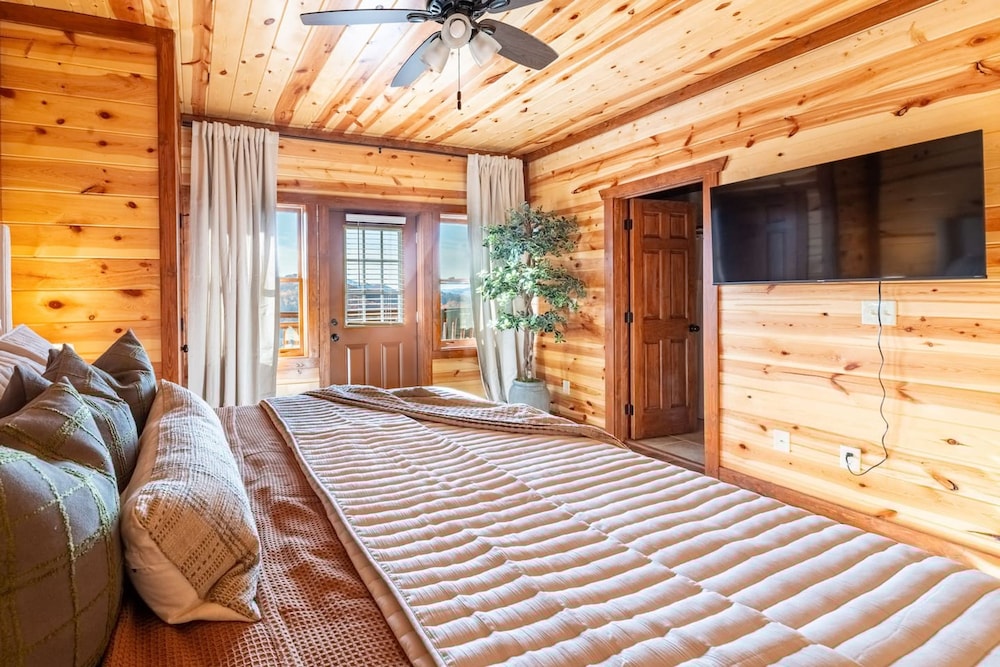 Pet-friendly Pool Game Room Hot Tub Theater