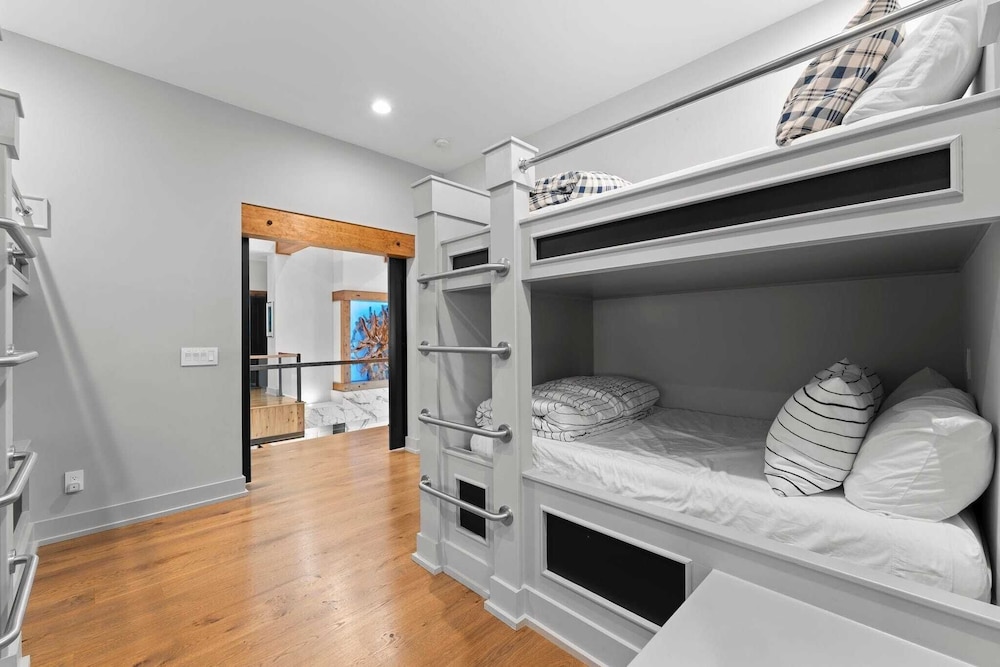 The Grand on Greenbay-7 Bedrooms Sleeps 21 Modern new Build