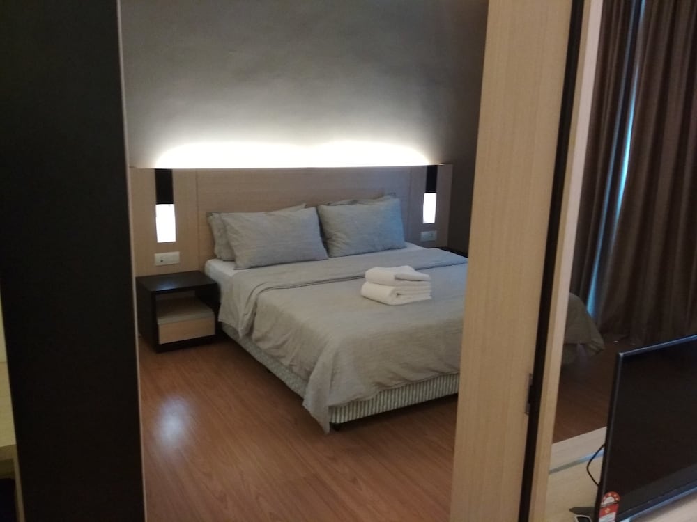 Queens Service Suite at Swiss Garden Residences