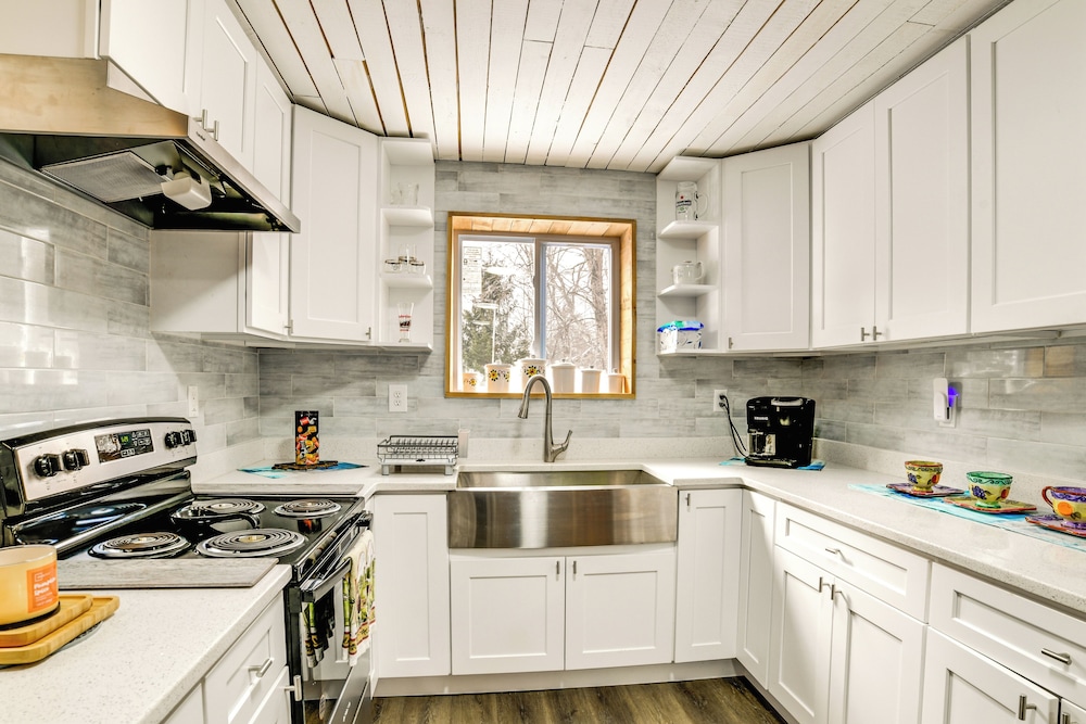 Mtn-view Deck & Grill: Creekside Catskills Cabin!