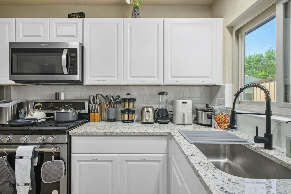 Cozy 3BR Home Family-friendly Near Attractions