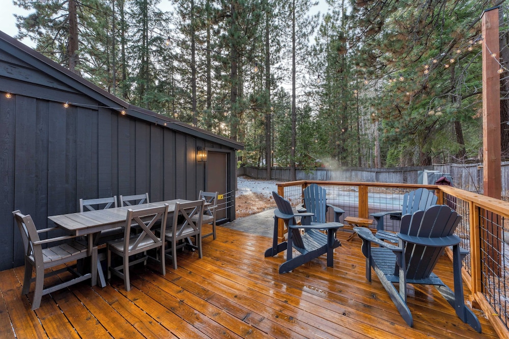 Westlake Cabin by Avantstay Hot Tub, Near Skiing, Walk to Restaurants & Lake!