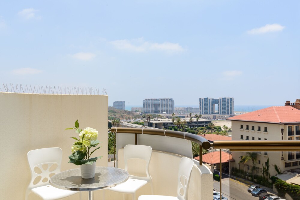 3BR Apt Steps from Sea W Parking, photo 20