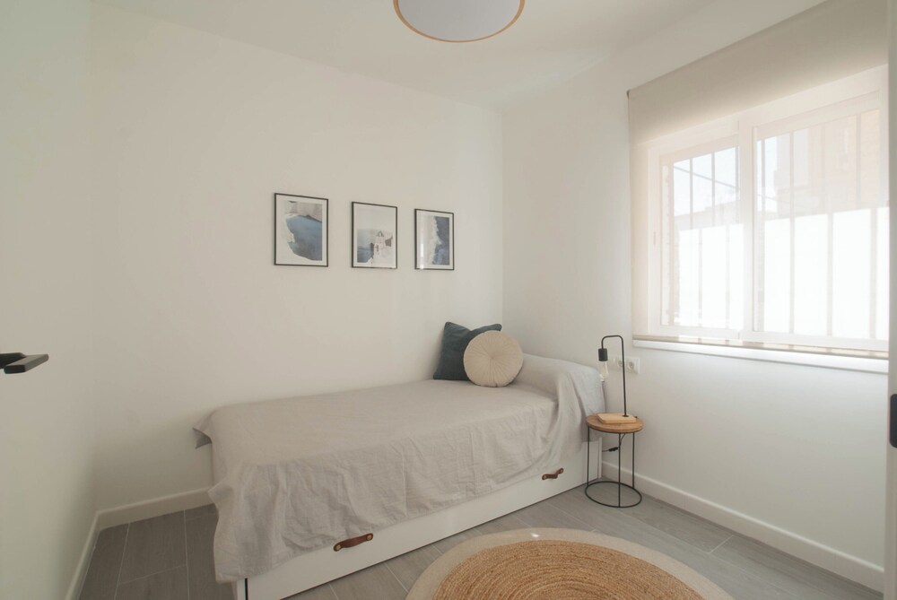 3 Bed Apt Sleep 6 - Pets, Balcony, Parking, Wifi