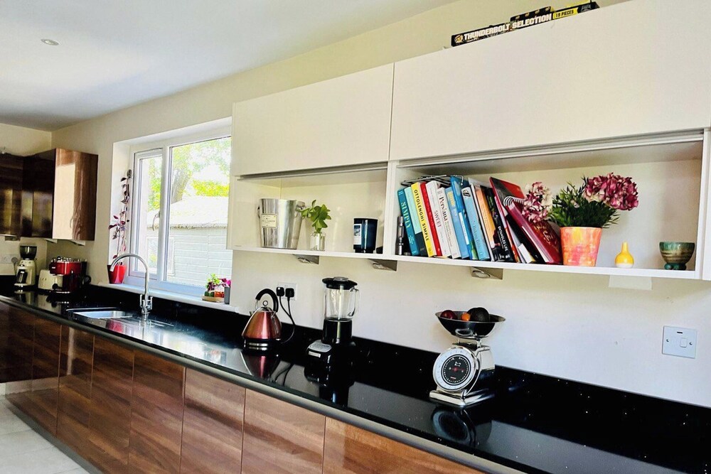 4-bed Seaside Dream House - Sleeps 8 & Parking
