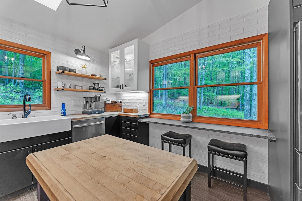 Modern Mountain Retreat Near Dolly Sods & Skiing 3 Bedroom Home