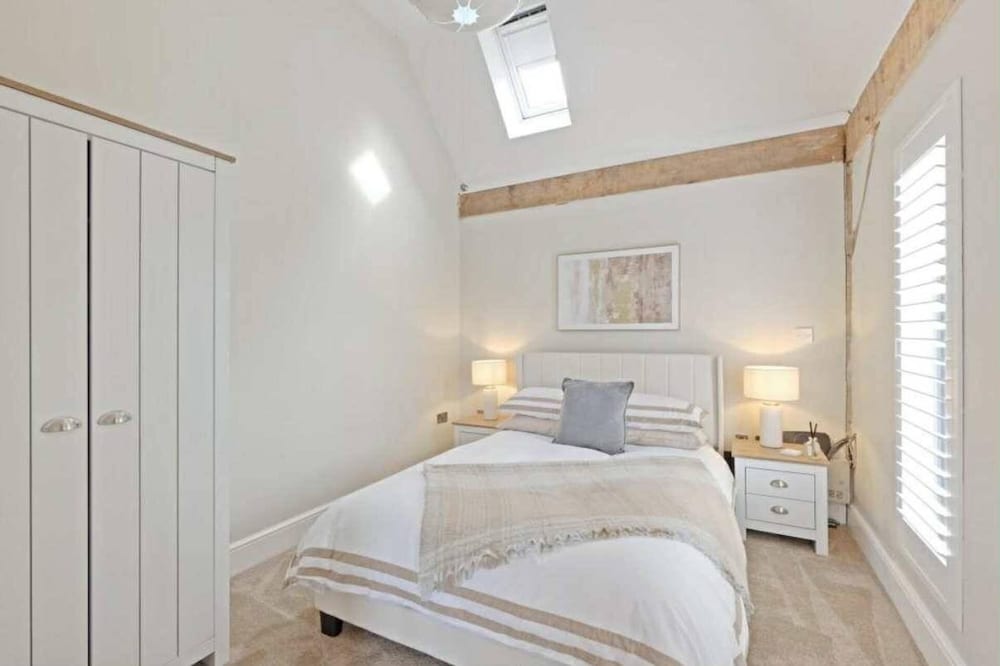 Cedar Barn Getaway, 3 Bed, Sleeps 6, Parking