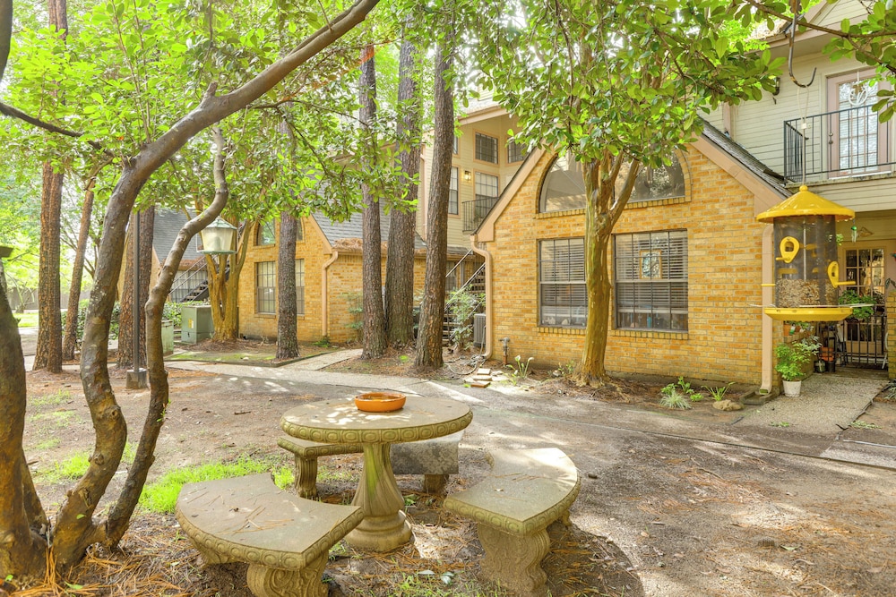 Pet-friendly Condo w/ Pool Access in Houston