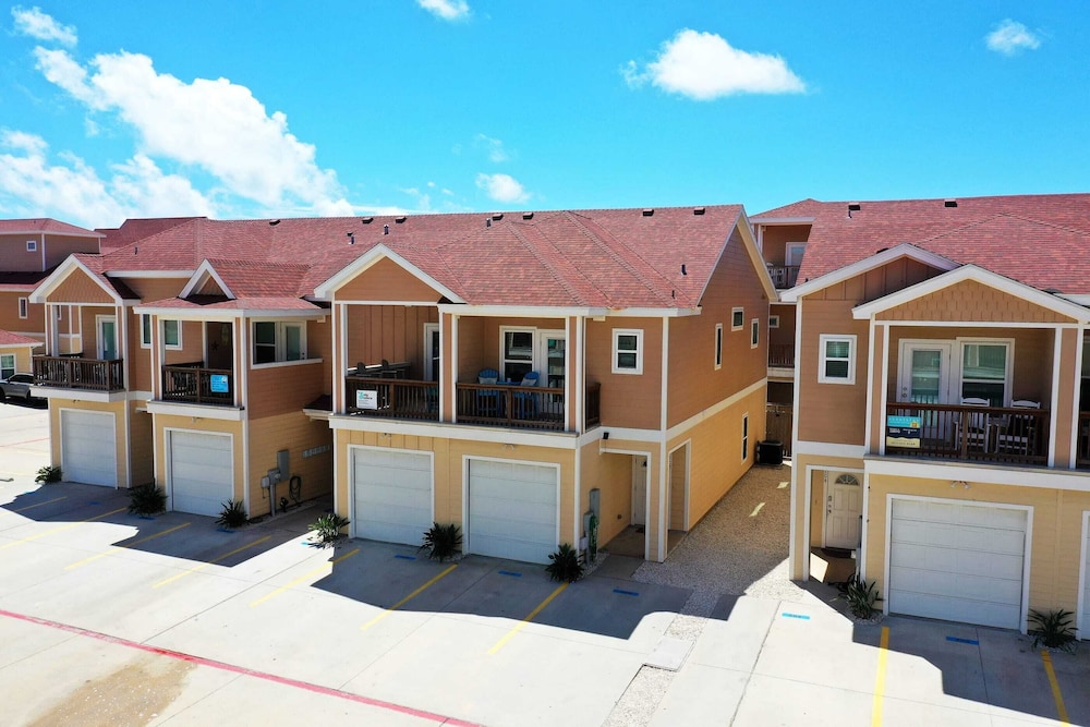 Sleeps 29, 3 Homes Beachside Resort Pool, Walk to the Beach