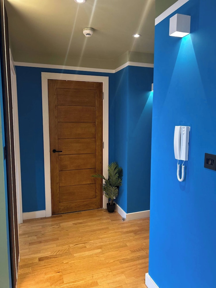 Modern City Blue Apartment Next To The AO Arena Free Parking