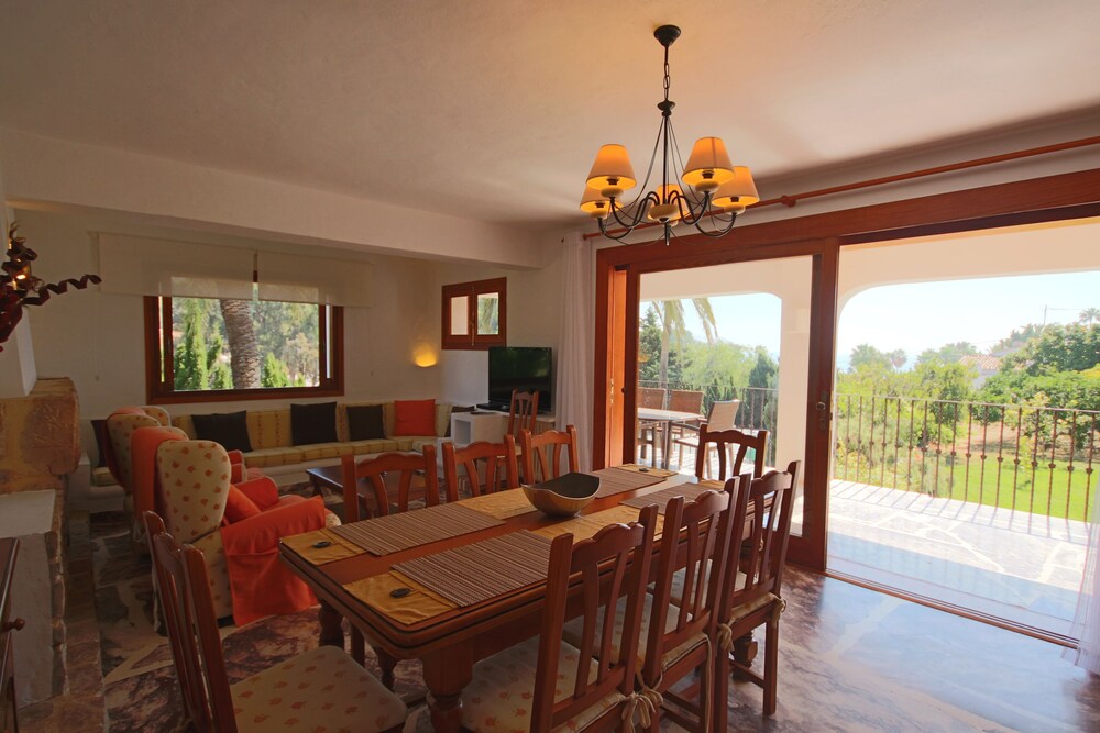 Only 100m to the Beach! Spacious Villa With Private Pool - 12 People view 2