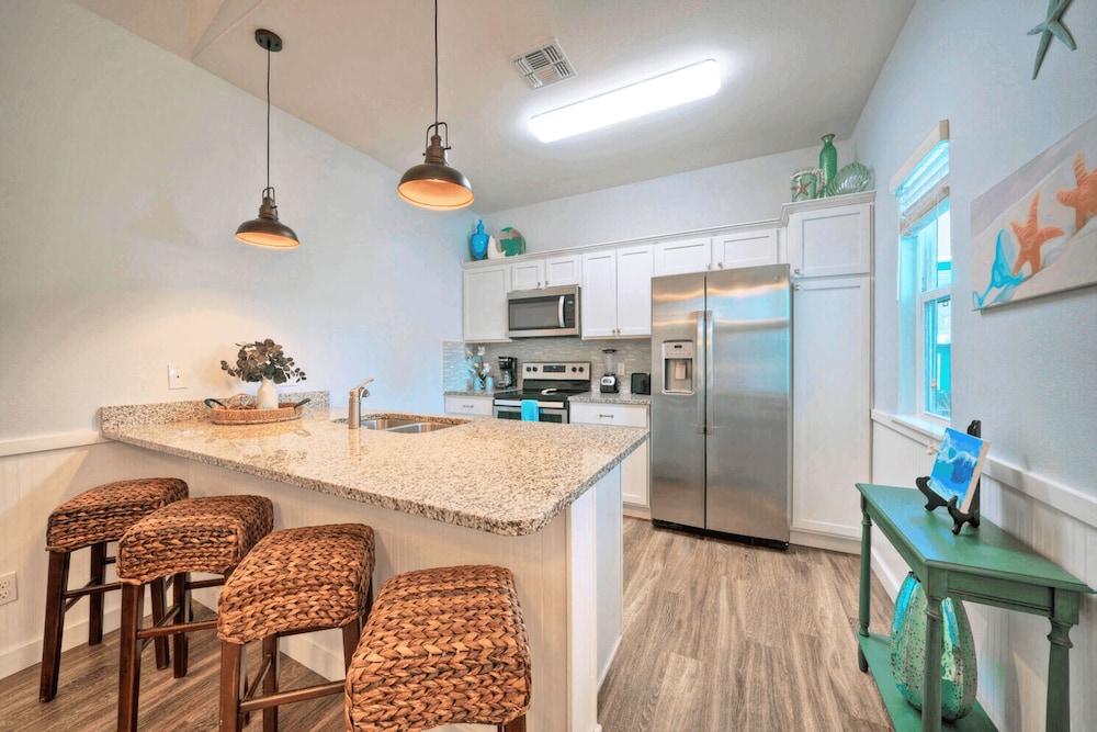 Sleeps 23, 2 Beachside Homes Resort Pool, Walk to the Beach, Balcony + Yard