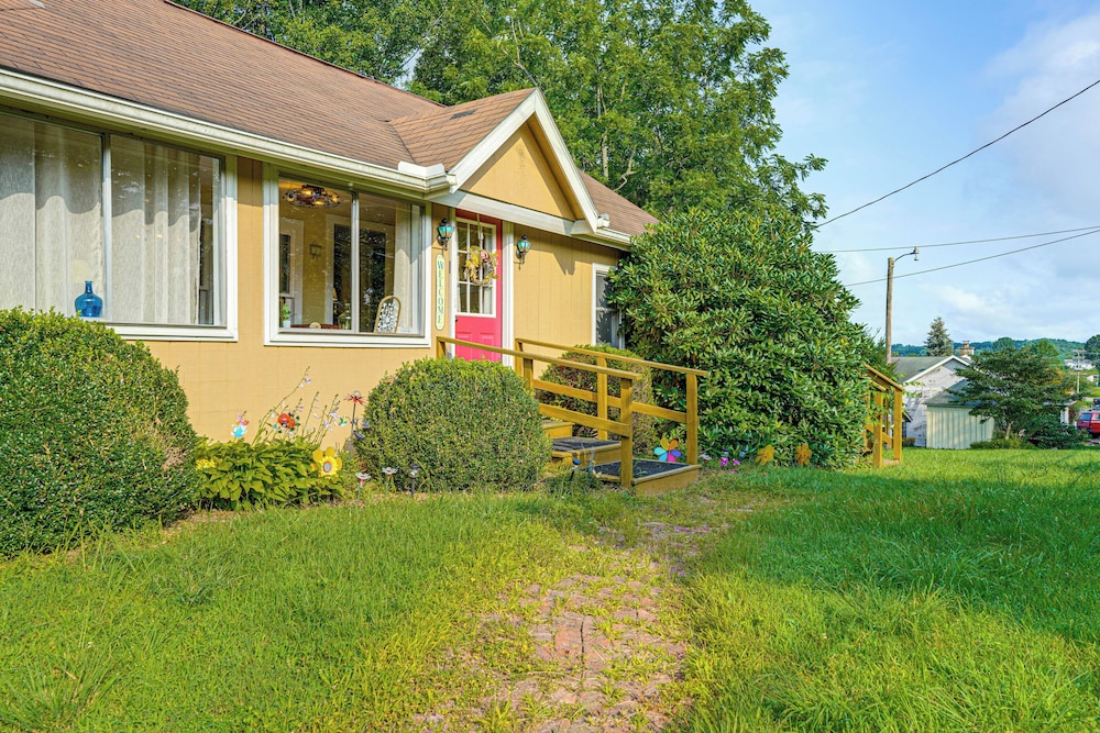 2 Mi to Hiking Trails: Cozy Fayetteville Cottage!