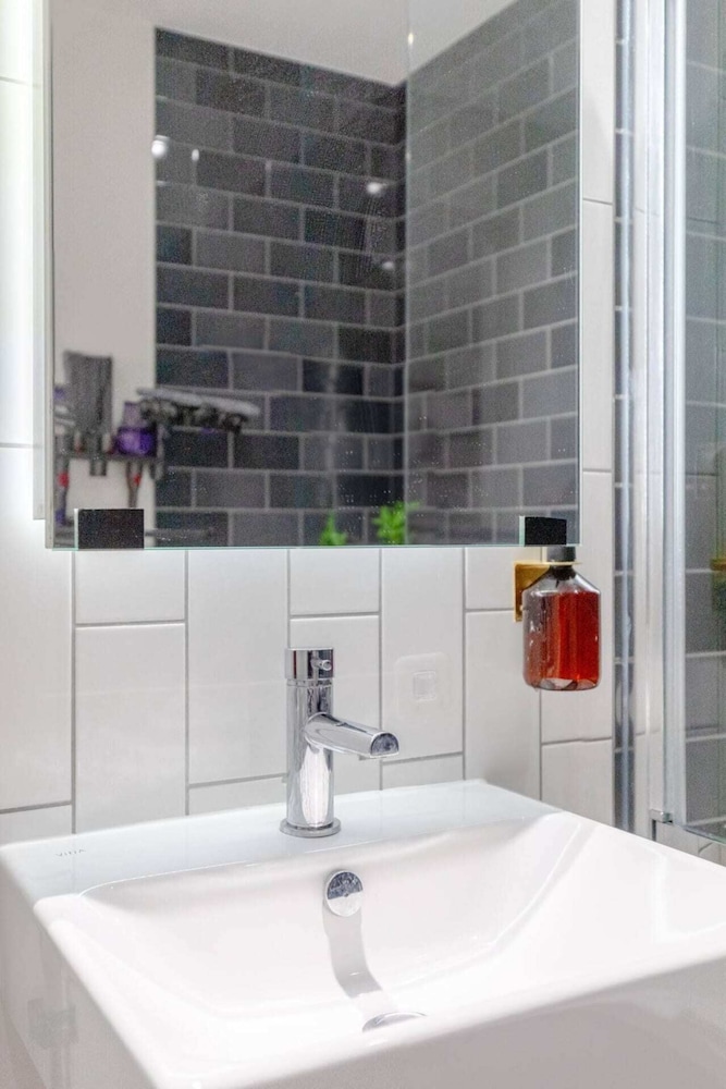 Charm & Convenience 3 Bed Near Excel London