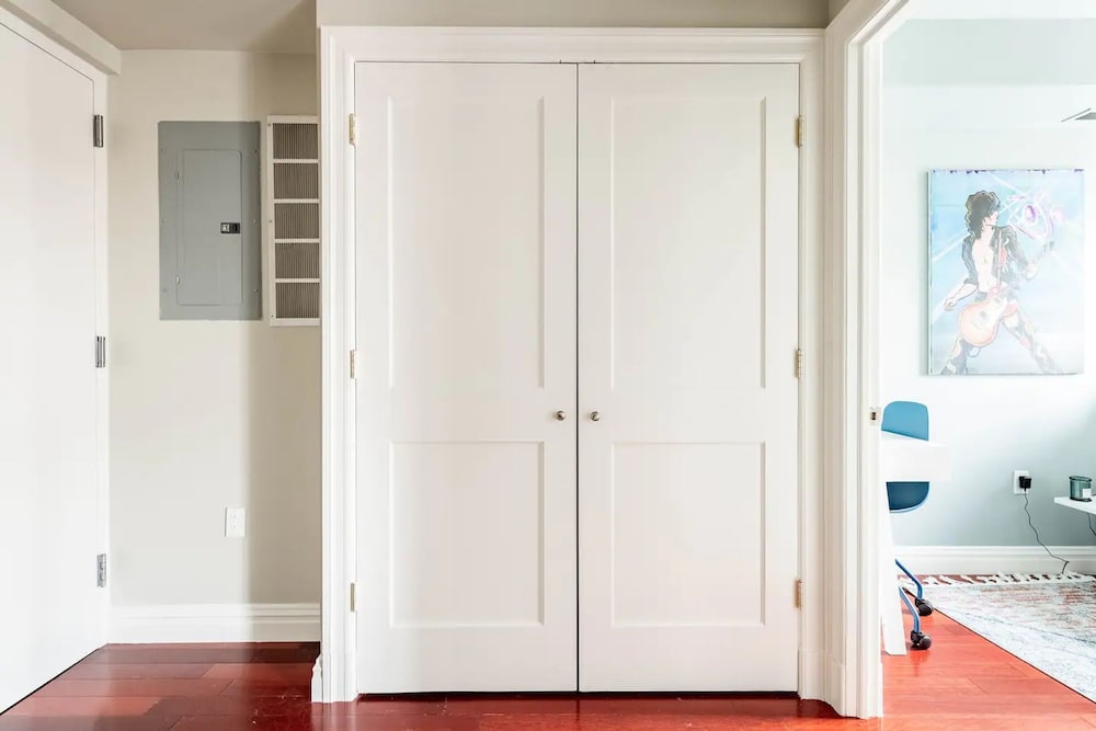 Lofty Bright Greenwich Getaway w Private Rooftop