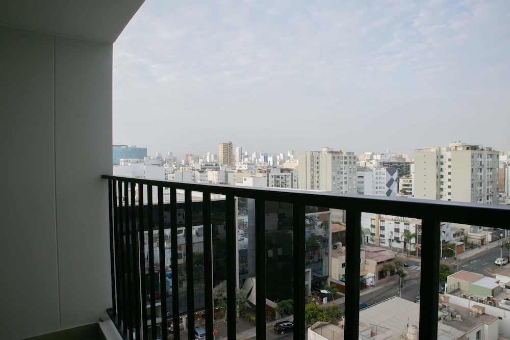 Picturesque 2BR With Fantastic Pool in Miraflores