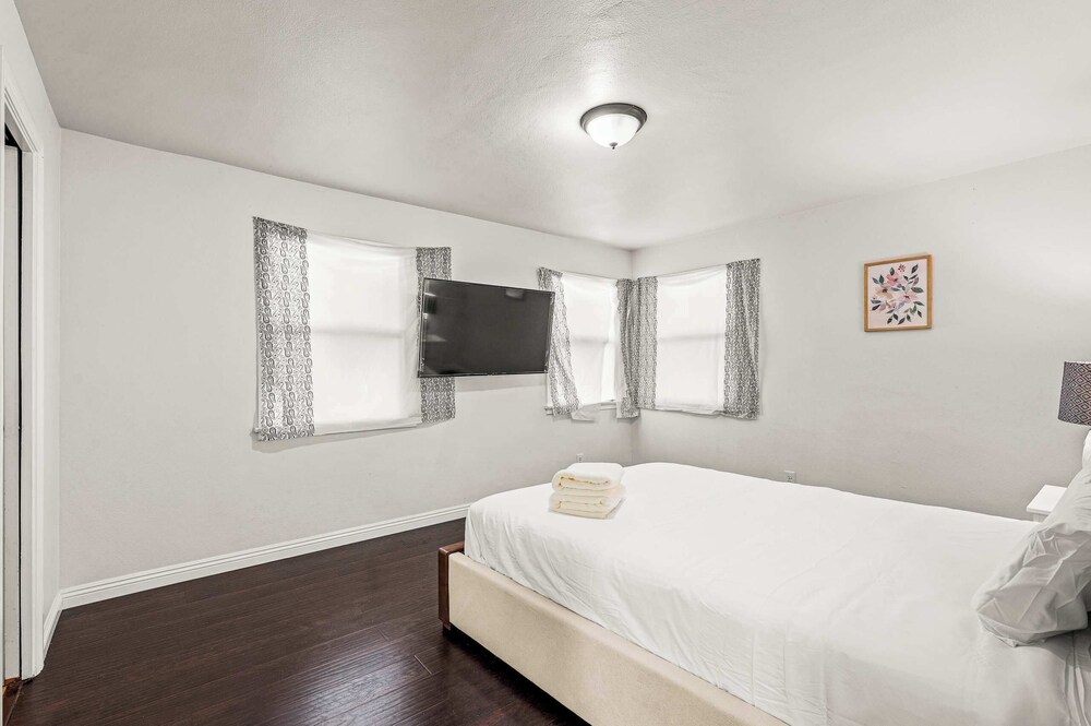 Spacious Retreat w Large Kitchen & Outdoor Patio