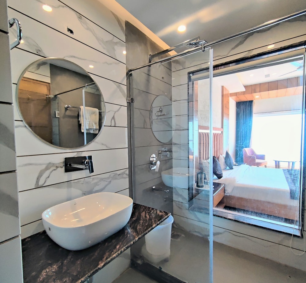 Luxury Inn by Stotrak Hotels