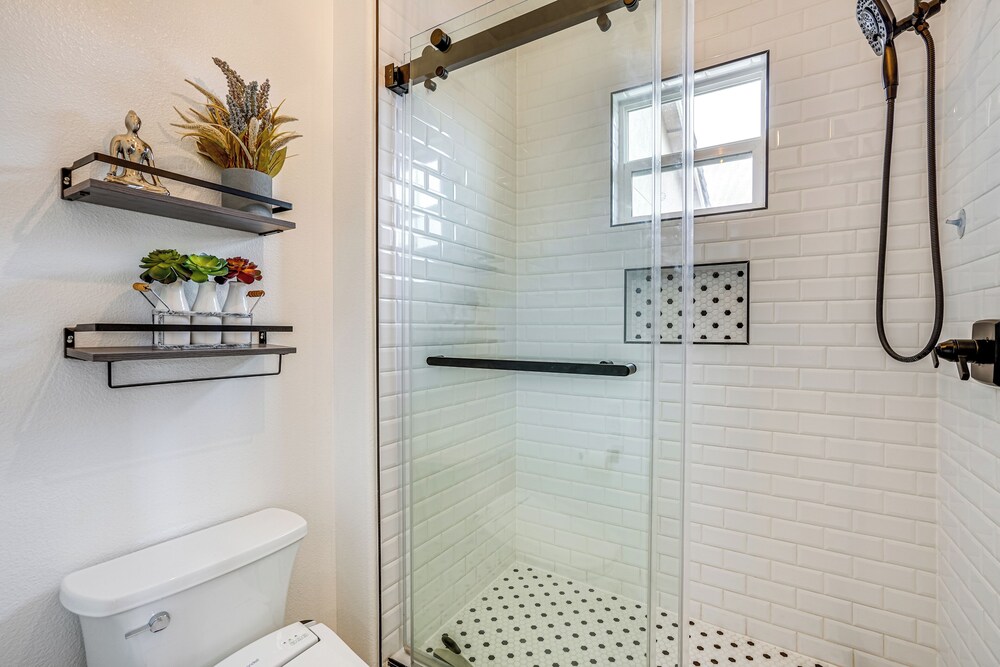 Pool & Hot Tub Access: Brentwood Getaway!