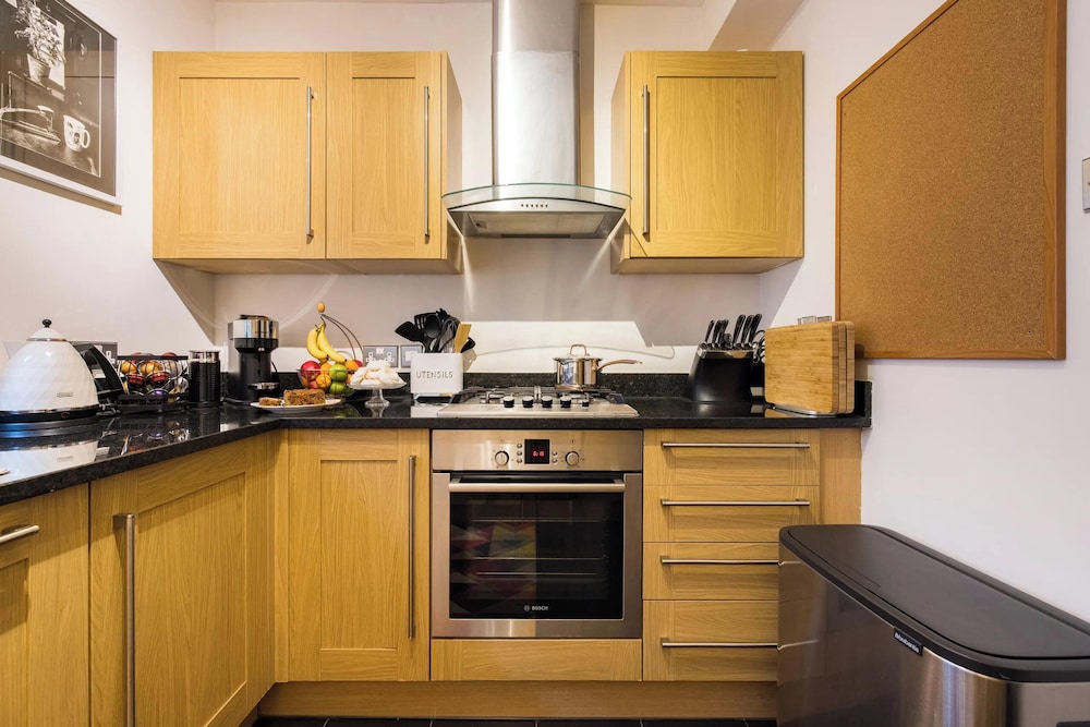Mayfair 3-bed 5-guest Berkeley Square 1729 House