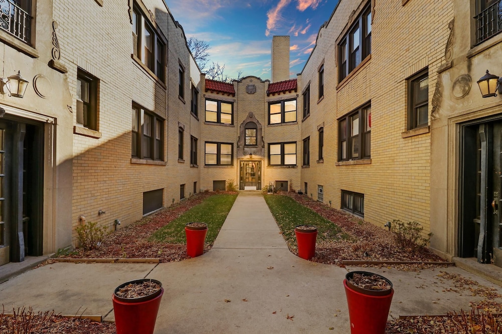 Portage Park 1BR Retreat - Montrose 2S