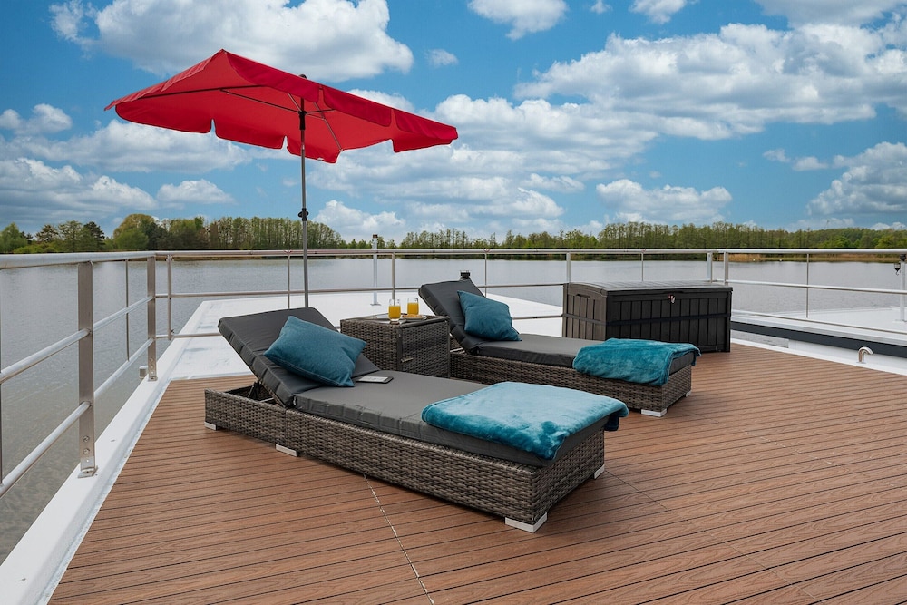 Havel Houseboat Serenity