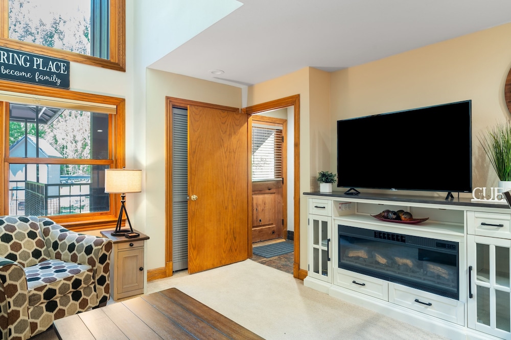 Cimarron Lodge 14 by Avantstay Ski-in Ski-out Property in Complex w Two Hot Tubs Permit 3601