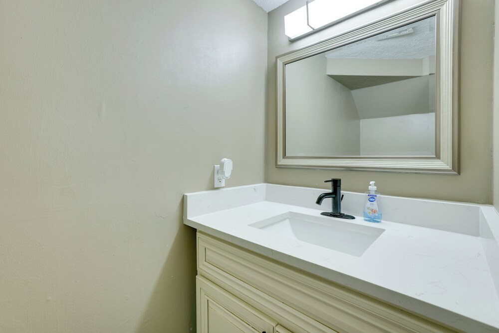 Near Airport & Interstate: Houston Area Townhome